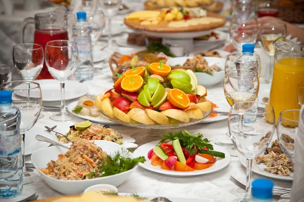 Frutas e saladas na mesa de férias do restaurante — Fotografia de Stock