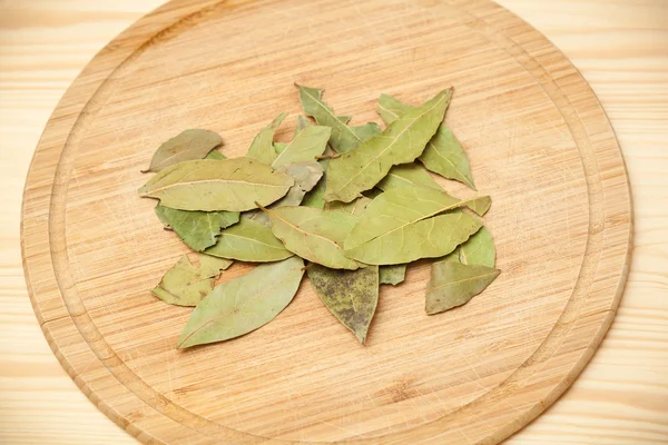 Bay leaves on a cutting board — Stock Photo, Image