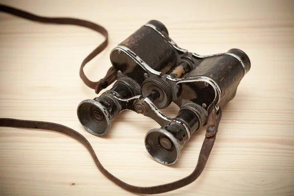 Vintage binoculars since the Great Patriotic War on a wooden surface — Stock Photo, Image