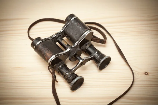 Old binoculars since the Great Patriotic War on the wooden table — Stock Photo, Image