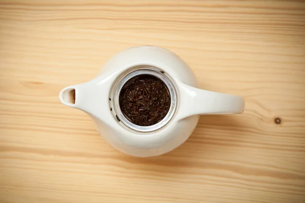 Чайник з звареним чорним чаєм на столі — стокове фото
