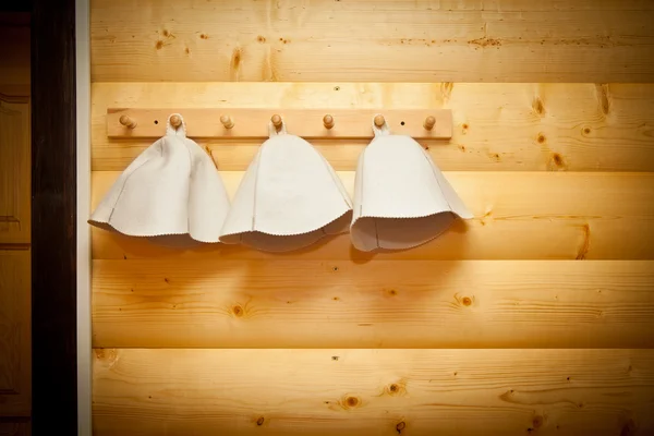 Sombreros para baños y saunas en una percha — Foto de Stock