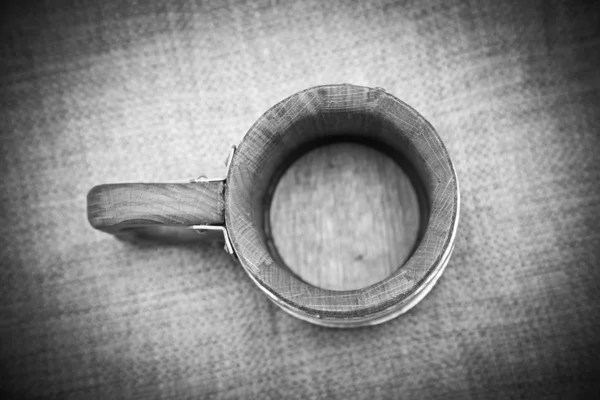 木製のマグカップ、平面図。黒と白の写真 — ストック写真