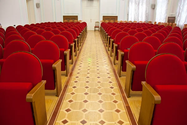 Sala de conferencias vacía. silla roja — Foto de Stock