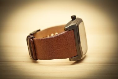 Kol saati yalan masanın üzerinde. Retro tarzı