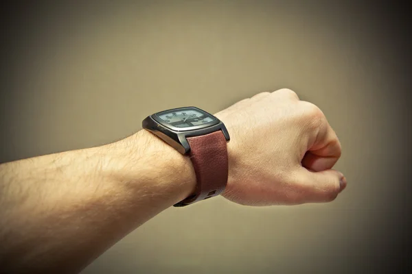 Жорстока рука людини з наручним годинником. Фото тонованого жовтого — стокове фото