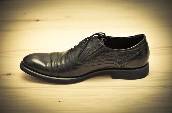 Sepatu pria klasik. Gaya retro, bergambar warna kuning. Sepatu hitam — Stok Foto