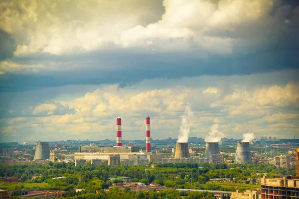 Smokestack industrial chimney in the town. Contamination of the environment — Stock Photo, Image