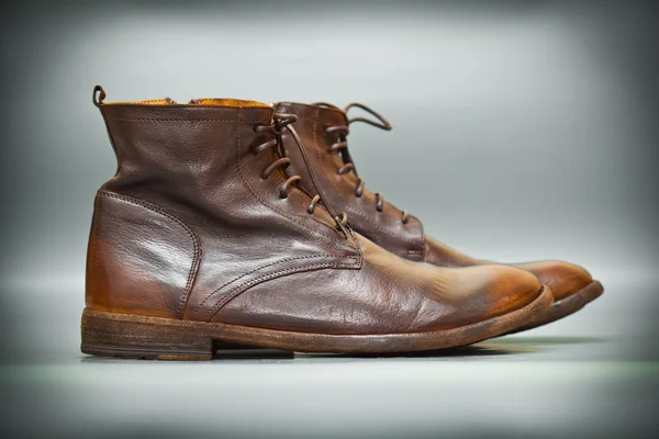 Stará škola kožené boty hnědé. módní trend, ručně vyráběné italské boty — Stock fotografie