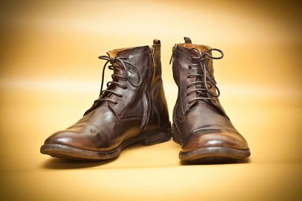 Lederschuhe der alten Schule braun. Herbstliche Gelbtöne — Stockfoto