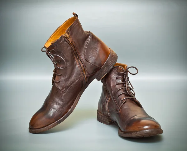Творческие мужские модные кожаные туфли коричневого цвета на абстрактном фоне — стоковое фото
