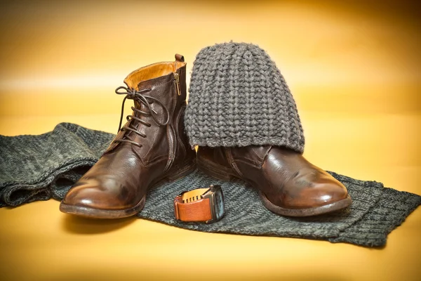 Moda sapatos de couro, relógio de pulso de malha cachecol e chapéu. Fundo abstrato amarelo — Fotografia de Stock