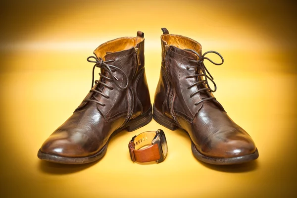 Новая мода кожаная обувь и часы ручной работы — стоковое фото