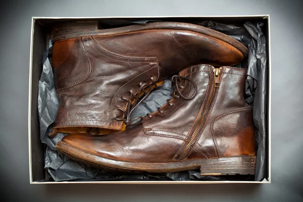 Nové módní kožené boty. Dárková krabička s boty — Stock fotografie