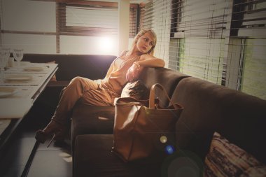 Konuklar için bekleyen güzel kız pencereden dışarı bakarak bir restoranda