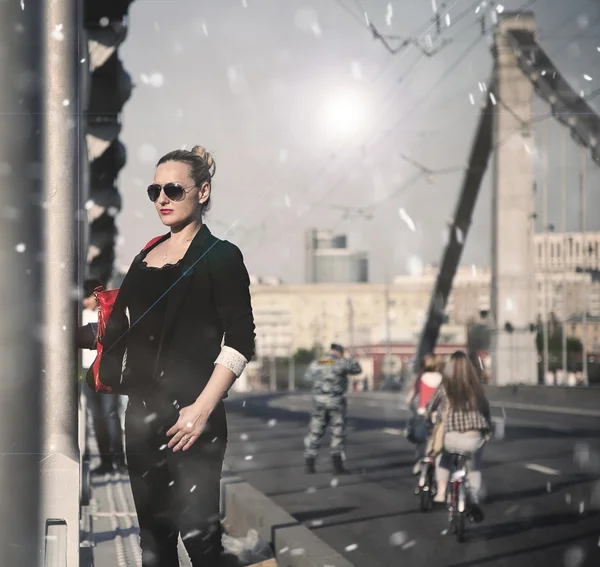 Brutal chica en la ciudad en el puente — Foto de Stock