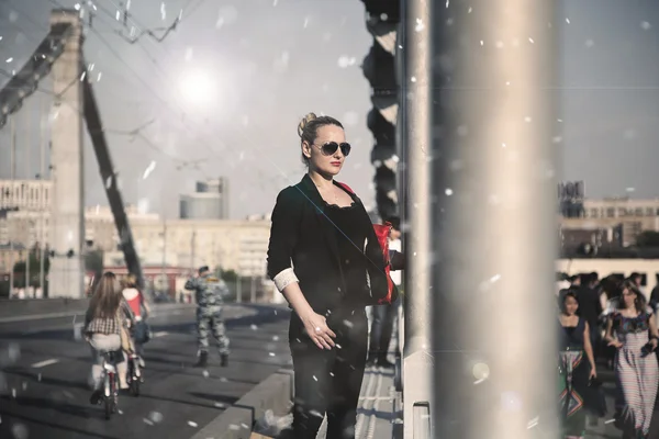 Chica en gafas de sol en la ciudad, en el puente —  Fotos de Stock