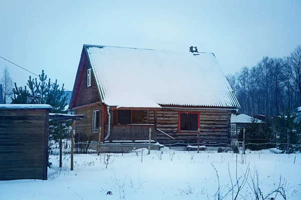 Paisaje rural de invierno nocturno, una casa hecha de troncos . —  Fotos de Stock