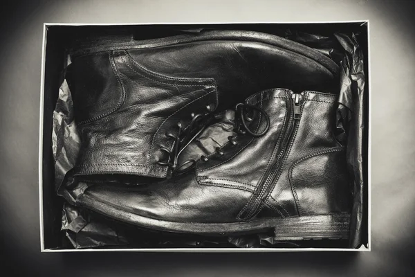 店舗からのボックスでビンテージのファッション靴。レトロなスタイル — ストック写真