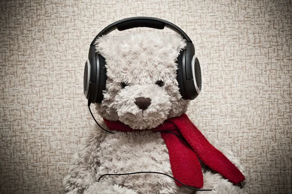 Plüsch-Teddybär hört Musik über Kopfhörer — Stockfoto