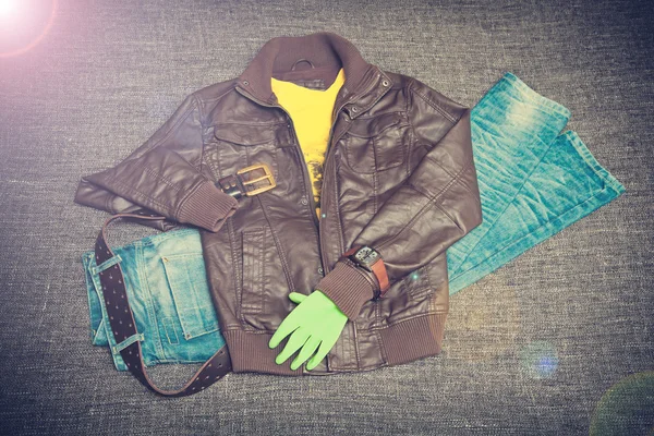 Urban fashion: jaket kulit, jeans, kaos, ikat pinggang, jam tangan. gaya vintage — Stok Foto