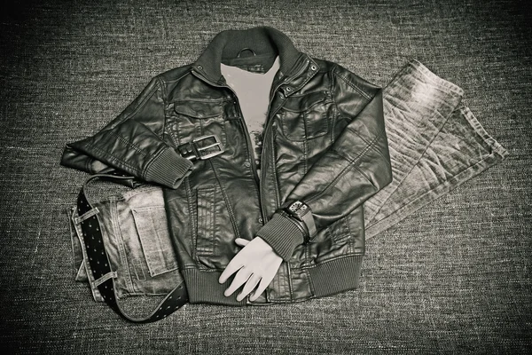 Concepto de moda - chaqueta de cuero, jeans, cinturón y reloj —  Fotos de Stock