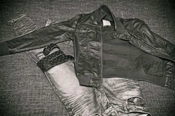 Mode: Lederjacke, Jeans mit Ledergürtel. — Stockfoto