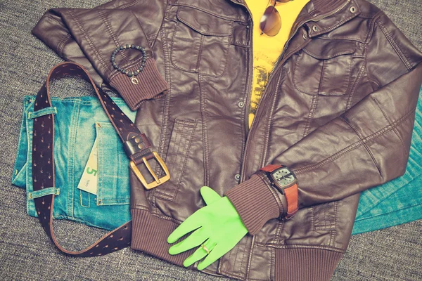 Concepto de moda: una chaqueta, jeans, cinturón, camisa, reloj, pulsera, gafas de sol, 5 euros. Ropa urbana juvenil — Foto de Stock