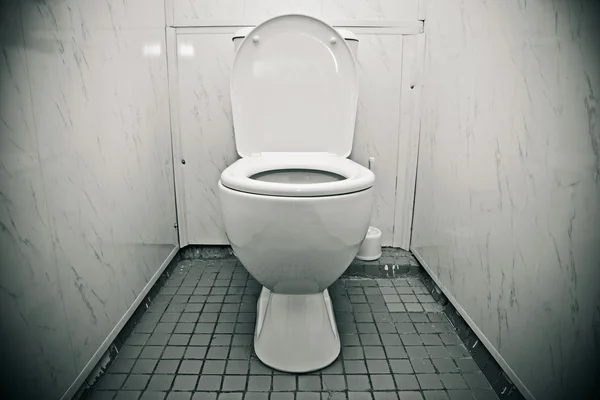 Toilettes dans la salle de bain de classe économique . — Photo