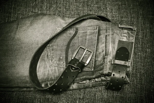 Модный тренд - джинсы, кожаный ремень с пряжкой — стоковое фото