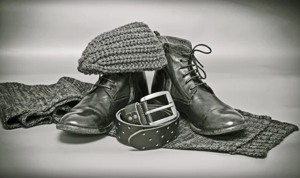 Zátiší oděvů: pletený šátek a klobouk, kožené boty, kůže opasek s rychlosponou. retro styl — Stock fotografie