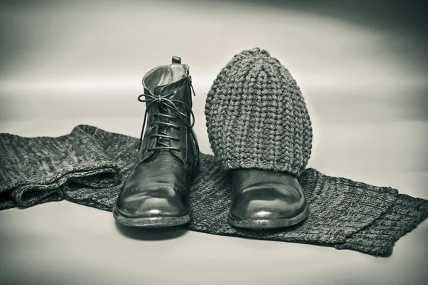 Modische Lederschuhe, Strickschal und Mütze. Stillleben von Kleidungsstücken — Stockfoto