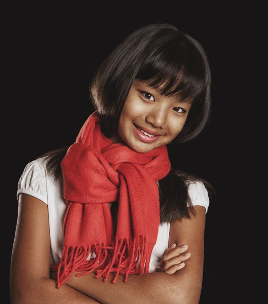 Piękna dziewczyna koreański uśmiechający się w czerwonym szalikiem na czarnym tle. — Zdjęcie stockowe