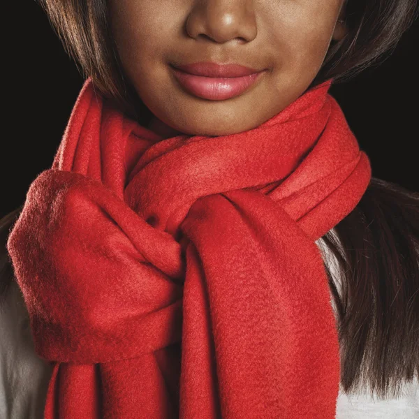 Retrato de una chica con una bufanda roja alrededor de su cuello de cerca —  Fotos de Stock