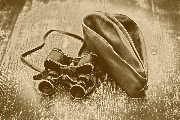 Vintage military binoculars and field cap. Feast of May 9 Victory Day — Stock Photo, Image