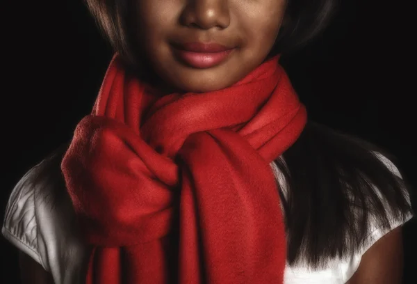 Morena chica en una bufanda roja alrededor de su cuello de cerca —  Fotos de Stock
