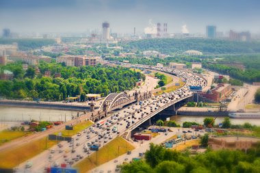 Şehir Merkezi Moskova. Arabalar, Moskova Nehri ile üçüncü çevre yolu.