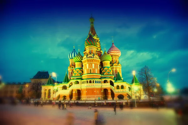 Katedrála St. Basil v Moskvě na Rudém náměstí v noci — Stock fotografie