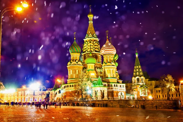 Basilikum-Kathedrale in Moskau auf dem Roten Platz in der Nacht Winter — Stockfoto