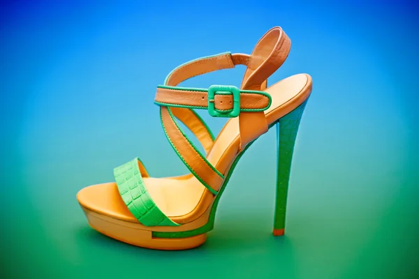 Dámské boty na vysokém podpatku na modro - zelené pozadí — Stock fotografie