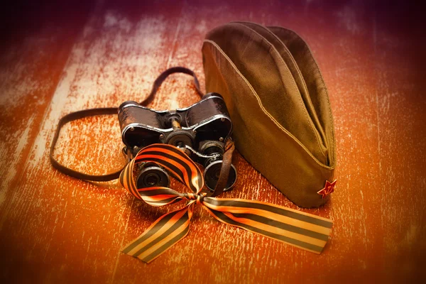 Militär-Fernglas, Georgenband, Soldatenfeldmütze mit Stern. 70. Jahrestag des Sieges am 9. Mai — Stockfoto