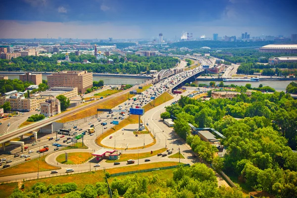 A parte de negócios de Moscou - estradas, junções rodoviárias, carros, arquitetura moderna — Fotografia de Stock