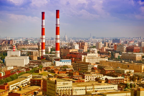 Industriële deel van de stad Moskou - industriële architectuur, planten, industriële leidingen. — Stockfoto