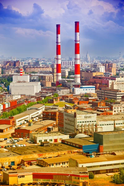 Parte industrial de la ciudad - arquitectura industrial, plantas, tuberías industriales — Foto de Stock