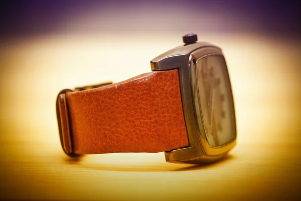 Relógio de pulso com pulseira de couro close-up — Fotografia de Stock