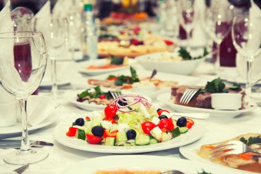 Şenlikli masaya Yunan salatası
