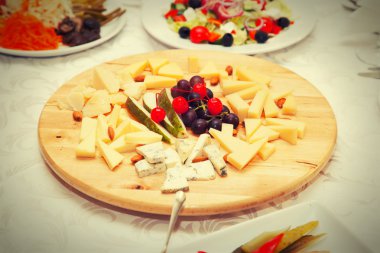 Peynir tabağı meyve ile süslü bir restoranda