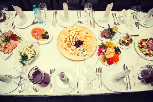 Festliga bord - sallader, snacks och drycker. ovanifrån — Stockfoto