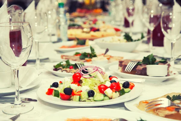 Grekisk sallad på festliga bord — Stockfoto