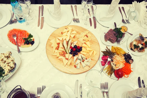 Mesa festiva de saladas e aperitivos, vista superior — Fotografia de Stock